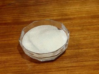 2、香甜红糖锅盔,将酵母用适量温水沏开。