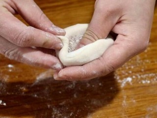 14、香甜红糖锅盔,像包包子一样包起来。