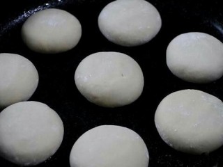 17、香甜红糖锅盔,放入锅中或者电饼铛中。