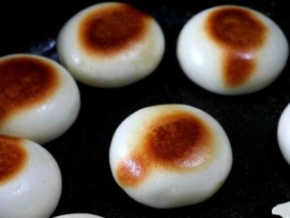 18、香甜红糖锅盔,煎至两面金黄即可。