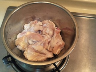 1、和谐鸡翅——吃吃吃——蒜香蜂蜜秘制鸡翅,鸡腿洗净，去血水，鸡翅开两刀