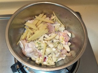 2、和谐鸡翅——吃吃吃——蒜香蜂蜜秘制鸡翅,加大蒜一整个，生姜5片