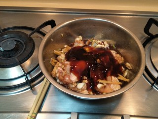 4、和谐鸡翅——吃吃吃——蒜香蜂蜜秘制鸡翅,耗油2勺，五香粉少许