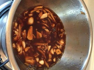 7、和谐鸡翅——吃吃吃——蒜香蜂蜜秘制鸡翅,期间我们来烧个酱汁把刚刚腌料煮沸过滤一下