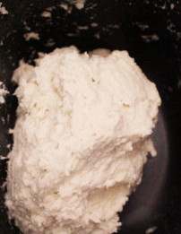 2、香煎紫薯薄饼,持续搅拌面团,直至面团成为光滑光亮的状态