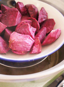 4、香煎紫薯薄饼,紫薯去皮后切小块,入蒸锅中蒸约15分钟,后闷20分钟.