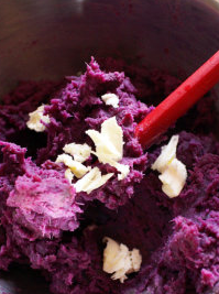 5、香煎紫薯薄饼,紫薯趁热时加入糖+炼奶+黄油,用刮刀碾压拌匀至泥状,后备用