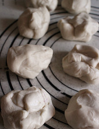 6、香煎紫薯薄饼,大面团松弛后取出,分割成每个约80g的小面团(工作台上抹1小匙橄榄油防沾)