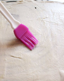 8、香煎紫薯薄饼,表面抹上些许溶化黄油