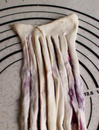 11、香煎紫薯薄饼,用塑料刮刀在折迭好的面片上划成细条状,注意!!前后端不要切断