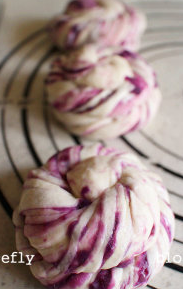 12、香煎紫薯薄饼,将面片卷起,并旋转呈螺旋长条状,后绕两圈成为立体圆型,松弛10分钟