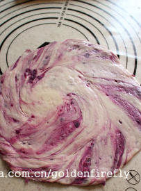 13、香煎紫薯薄饼,杆面棍将面团擀开,成为圆型薄饼状后抹些许油,并放置在保鲜膜上