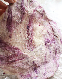 14、香煎紫薯薄饼,每一片杆开后就放在保鲜膜上,最后可层层迭起,入塑料袋中冷冻保存