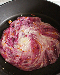 16、香煎紫薯薄饼,不沾锅小火加热,温度升起后放入冷冻面饼,表面洒些许芝麻,小火慢煎至面饼有微透明状即可翻面, 两面微焦黄即可