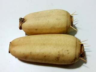 6、蜜汁桂花藕,盖上盖子，用牙签固定。