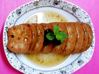 11、蜜汁桂花藕,装盘，均匀地浇上糖桂花。