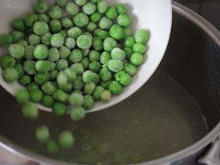 3、百变水果  三文魚虾仁芒果沙拉,然后将豌豆下入锅里，煮熟，捞出备用。