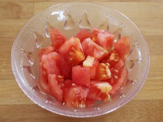 4、百变水果  三文魚虾仁芒果沙拉,西红柿在锅里烫一下，剥掉皮，切成小丁备用。