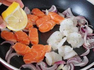 8、百变水果  三文魚虾仁芒果沙拉,然后将洋葱拔到边上，三文鱼和虾仁码入锅中，挤一点柠檬汁在鱼和虾的上面。