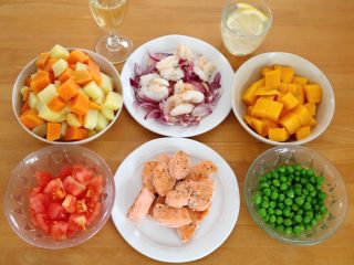 10、百变水果  三文魚虾仁芒果沙拉,这样三文鱼虾仁沙拉的材料全部处理完毕。