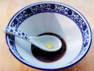 13、超爽的酸汤馄饨,再加入鸡精。