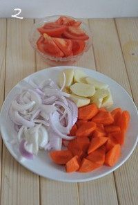 2、红咖喱鸡肉炖杂蔬,番茄切大块、土豆胡萝卜去皮切滚刀块、洋葱去皮切成粗丝