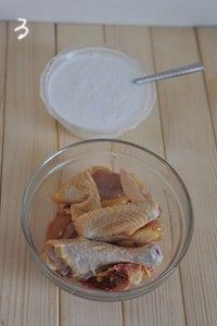 3、红咖喱鸡肉炖杂蔬,鸡切成块，椰浆粉50g用热水400ml冲调开