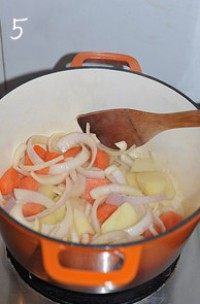 5、红咖喱鸡肉炖杂蔬,接着倒入洋葱炒一会儿，盛出所有炒好的蔬菜备用