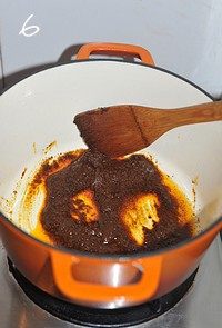 6、红咖喱鸡肉炖杂蔬,用锅中余油小火煸炒红咖喱酱，至出红油