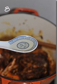 8、红咖喱鸡肉炖杂蔬,倒入一汤匙米酒炒匀