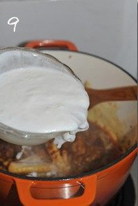 9、红咖喱鸡肉炖杂蔬,倒入步骤3的椰浆。此时水面应该和鸡肉齐平的样子