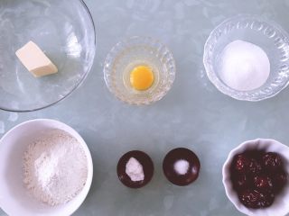 1、红枣枸杞麦芬,准备好原料