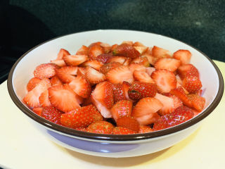 5、????自制草莓酱????,切好的草莓放在大碗里；