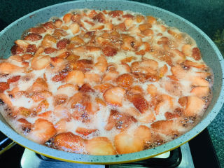 11、????自制草莓酱????,一直用大火煮；