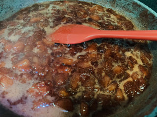 12、????自制草莓酱????,煮到草莓汁有点稠的时候，关中小火，这时候要经常翻拌；