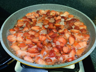 10、????自制草莓酱????,大火煮开草莓；