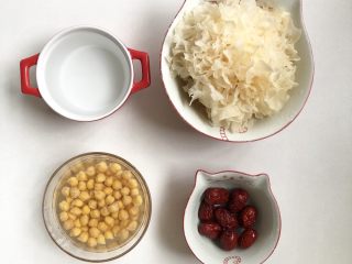 1、鹰嘴豆红枣银耳羹,准备材料如上图