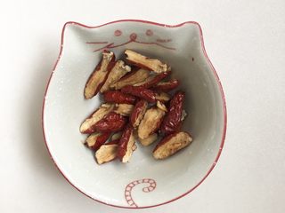 2、鹰嘴豆红枣银耳羹,红枣去核