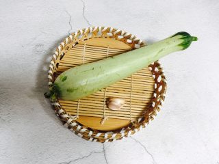 1、丝瓜炒油条,丝瓜一条、蒜头两瓣