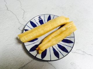 2、丝瓜炒油条,油条一根