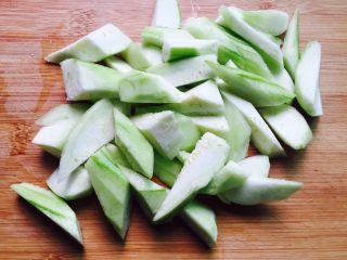 3、丝瓜炒油条,丝瓜洗净削皮滚刀切块