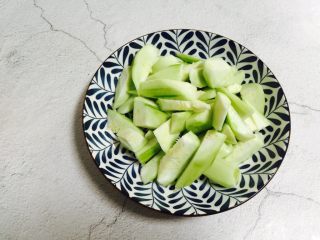 4、丝瓜炒油条,装盘备用