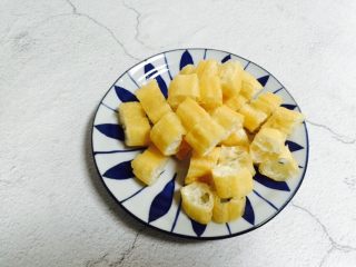 6、丝瓜炒油条,装盘备用