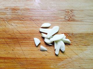 7、丝瓜炒油条,蒜头去皮切片