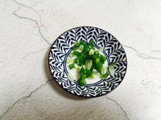 8、丝瓜炒油条,香葱洗净切圈