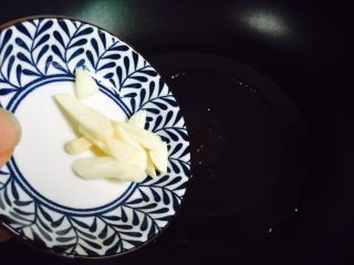 9、丝瓜炒油条,起油锅放入蒜片小火煸香