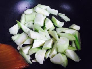 10、丝瓜炒油条,倒入丝瓜大火翻炒片刻