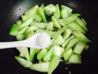 11、丝瓜炒油条,炒至微软的时候加入适量盐