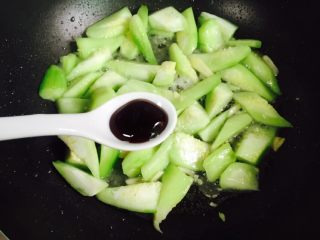 12、丝瓜炒油条,烹入1小勺蚝油翻炒均匀