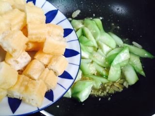 13、丝瓜炒油条,倒入油条